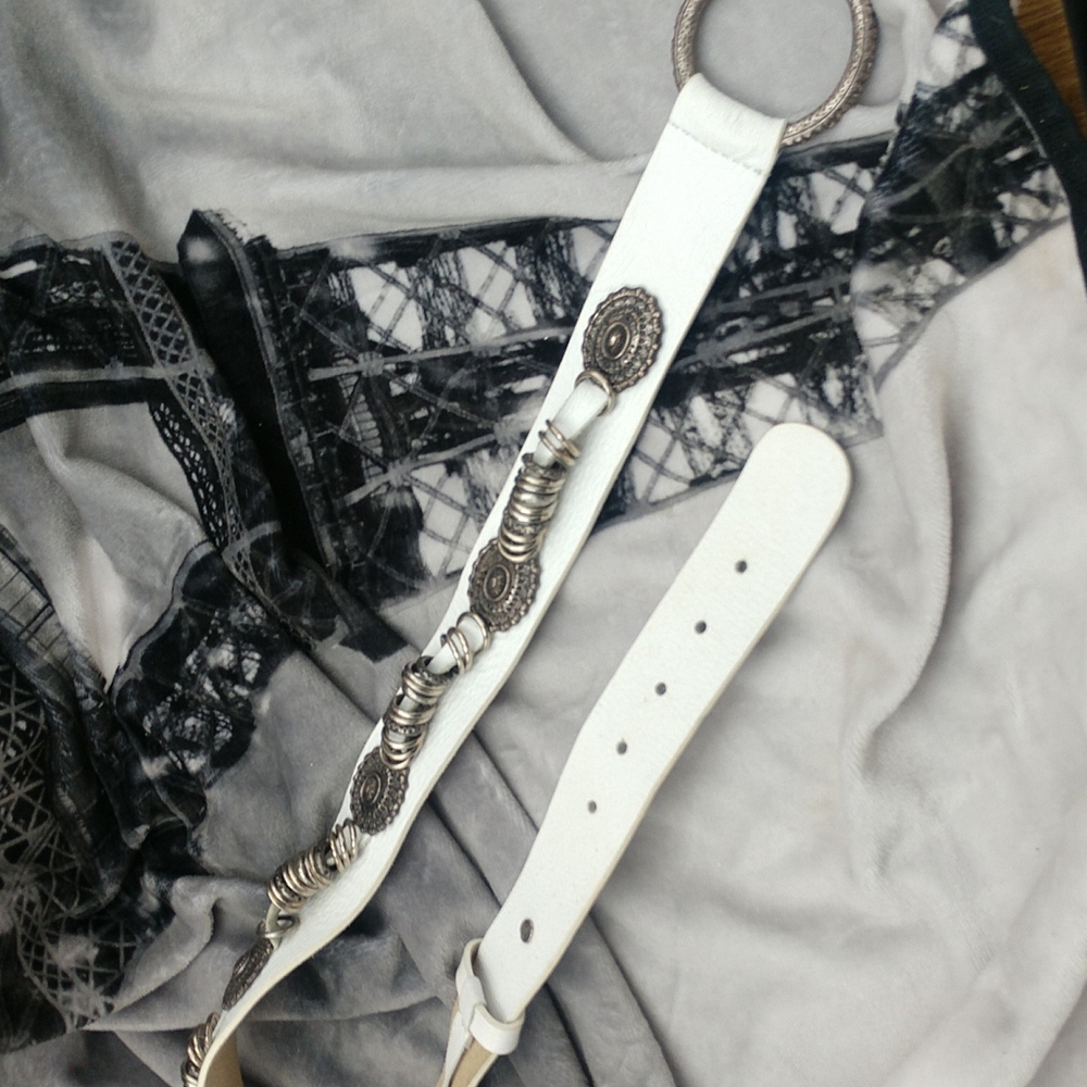 Unbranded white leather belt embellished, w/ metal rings &medallions
